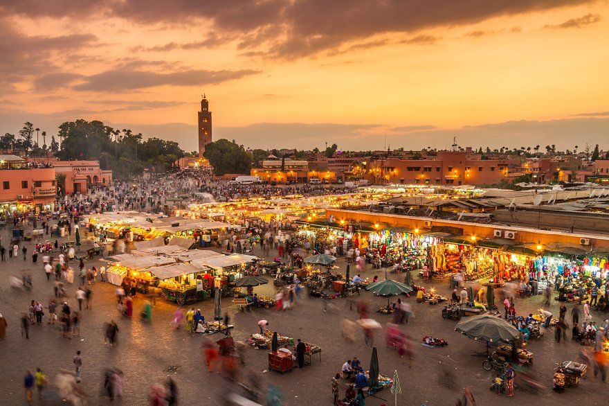 Vue panoramique Jemaa el-Fna depuis une terrasse à Marrakech au coucher du soleil